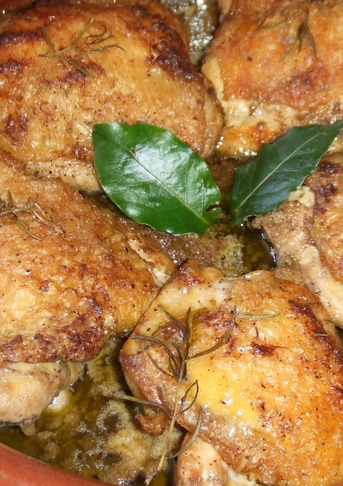 Una foto de Pollo con salsa verde al horno