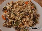 Arroz picante con verduras y champiñones