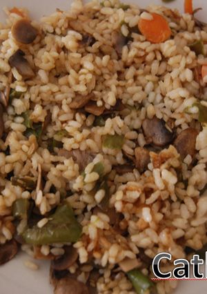 Una foto de Arroz picante con verduras y champiñones