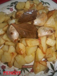 Una foto de Patatas fritas con ajos al laurel