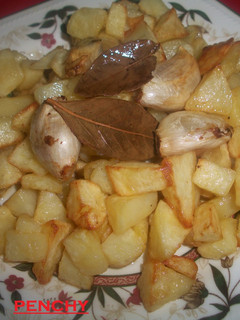 Una foto de Patatas fritas con ajos al laurel