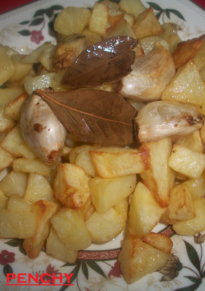 Una foto de Patatas fritas con ajos al laurel