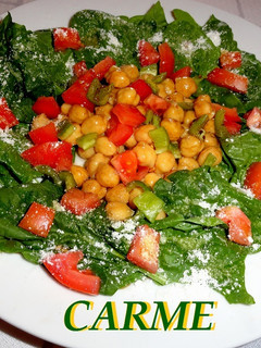 Una foto de Ensalada de espinacas y garbanzos
