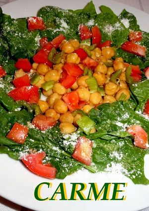 Una foto de Ensalada de espinacas y garbanzos