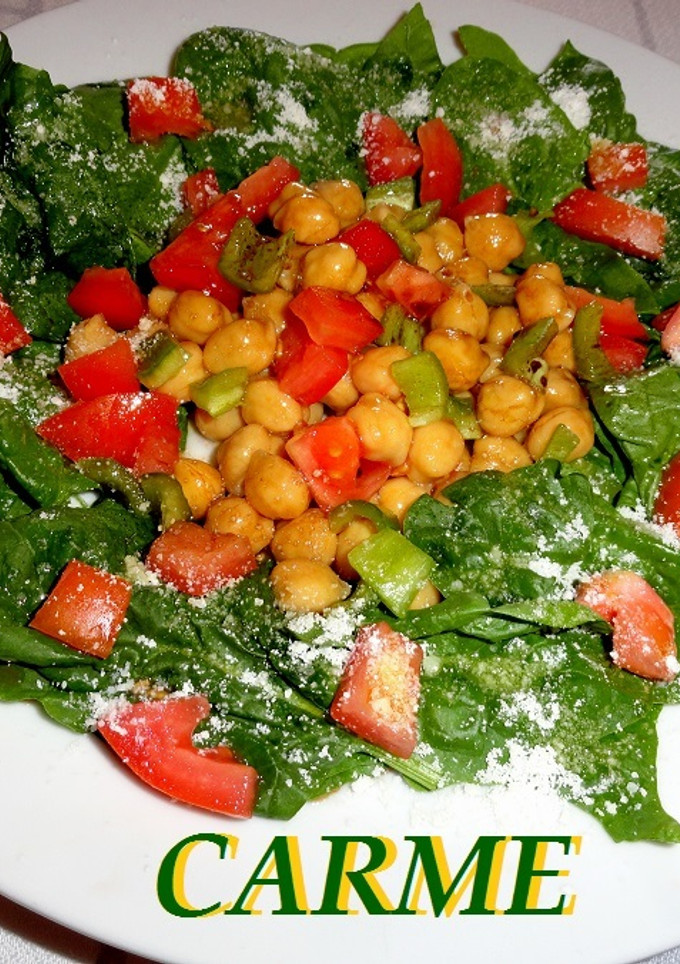 Una foto de Ensalada de espinacas y garbanzos