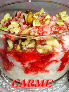 Una foto de Requesón con pistachos, nueces y sirope de fresas