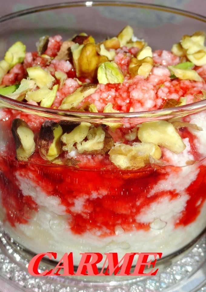 Una foto de Requesón con pistachos, nueces y sirope de fresas