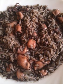 Una foto de Arroz negro con calamar