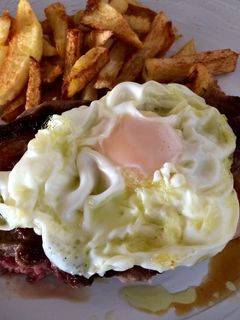 Una foto de Bife a caballo