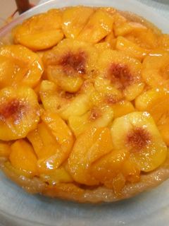 Una foto de Tarta de duraznos invertida