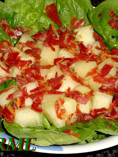 Una foto de Ensalada de espinacas y melón con virutas de jamón ibérico