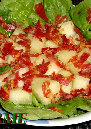 Una foto de Ensalada de espinacas y melón con virutas de jamón ibérico