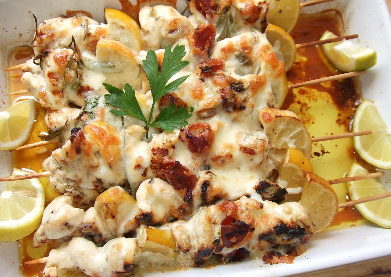 Brochetas de pollo y jamón gratinadas con queso<br />