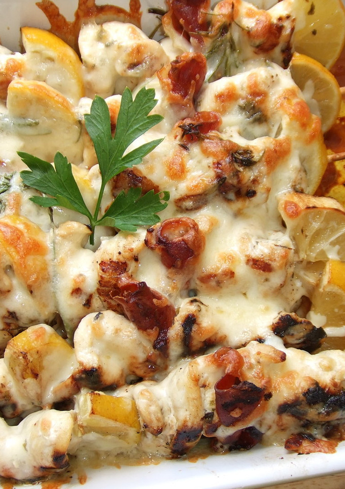 Una foto de Brochetas de pollo y jamón gratinadas con queso