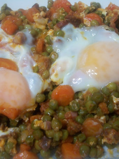 Una foto de Guisantes con ibéricos y huevos escalfados