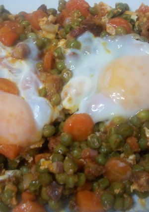 Una foto de Guisantes con ibéricos y huevos escalfados