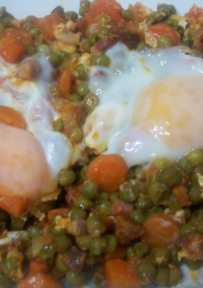 Una foto de Guisantes con ibéricos y huevos escalfados