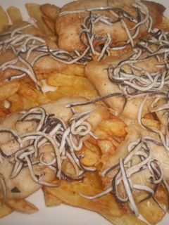 Una foto de Filetes de merluza con patatas y gulas al ajillo