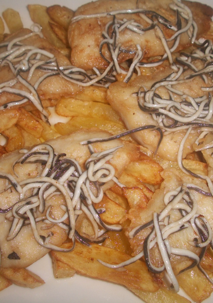 Una foto de Filetes de merluza con patatas y gulas al ajillo