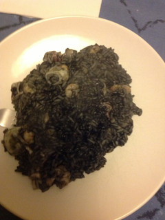 Una foto de Arroz negro con calamares o chipirónes