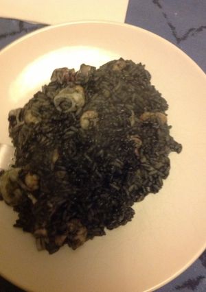Una foto de Arroz negro con calamares o chipirónes