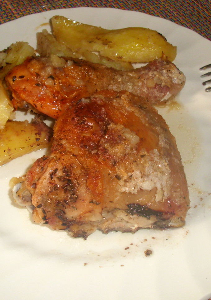 Una foto de Pollo al horno con patata y orégano