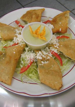 Una foto de Quesadillas de flor de calabaza (con queso y epazote)