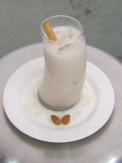Una foto de Agua de horchata con almendra y coco
