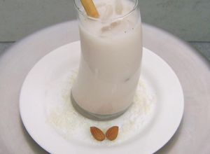 Una foto de Agua de horchata con almendra y coco