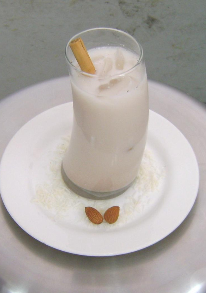 Una foto de Agua de horchata con almendra y coco