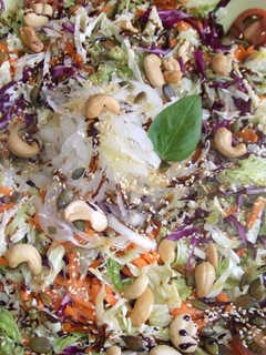 Foto principal de Ensalada de coles con anacardos y semillas
