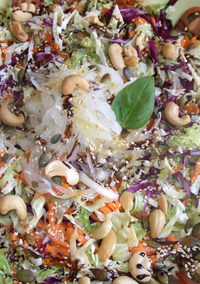 Una foto de Ensalada de coles con anacardos y semillas