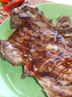 Una foto de Chuletones de carne de toro a la parrilla