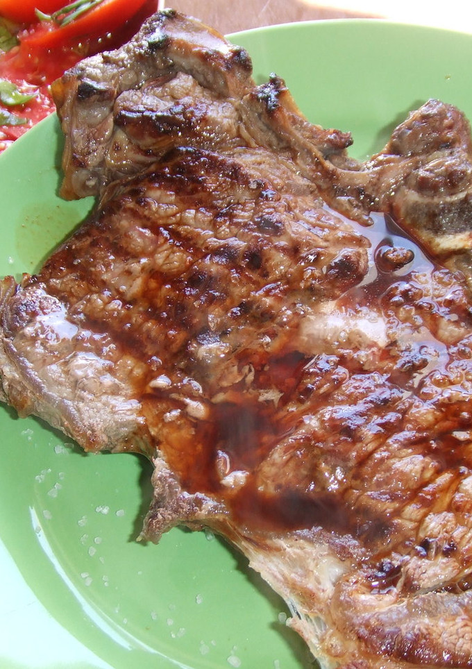 Una foto de Chuletones de carne de toro a la parrilla