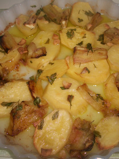Una foto de Patatas con berenjenas y ajitos al horno