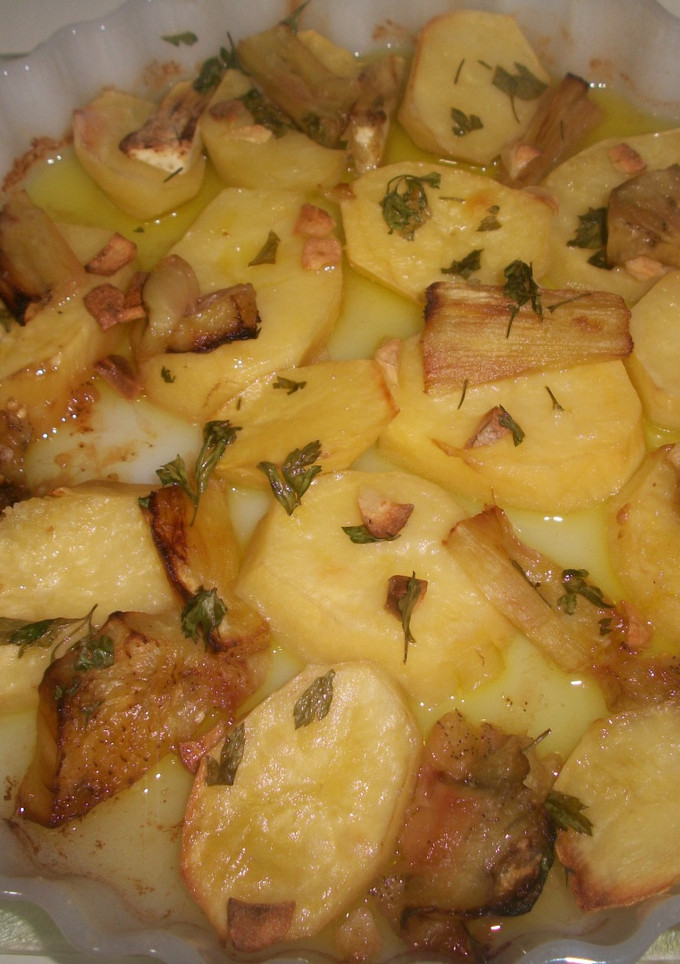 Una foto de Patatas con berenjenas y ajitos al horno