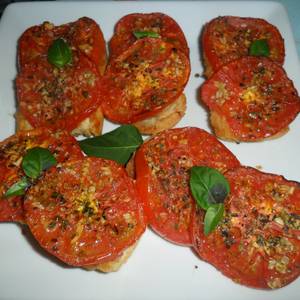 Bruschetta con tomate, ajo y atún