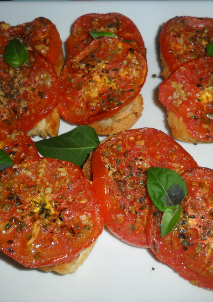 Una foto de Bruschetta con tomate, ajo y atún