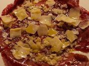 Una foto de carpaccio de lomo de cerdo de cerdo