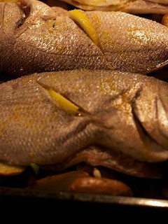 Una foto de Besugo al horno con patatas