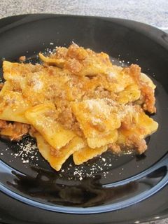 Una foto de Raviolis de carne con salsa boloñesa