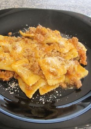 Una foto de Raviolis de carne con salsa boloñesa