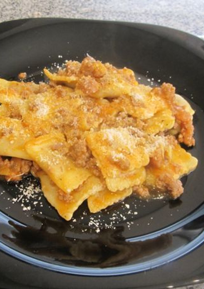 Una foto de Raviolis de carne con salsa boloñesa