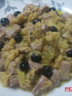 Una foto de Atún rojo con calabacines y aceitunas en fritada