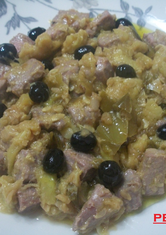 Una foto de Atún rojo con calabacines y aceitunas en fritada