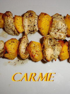 Una foto de Brochetas de pollo y nectarina o melocotón