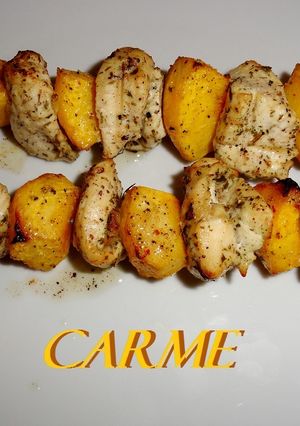 Una foto de Brochetas de pollo y nectarina o melocotón