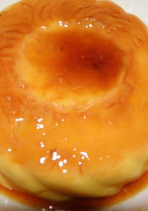 Una foto de Flan cremoso de ciruelas