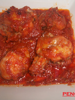 Una foto de Conejo con tomate y salsa de Calabria