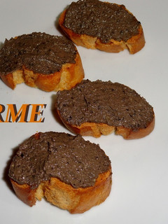Una foto de Tapenade con tostas